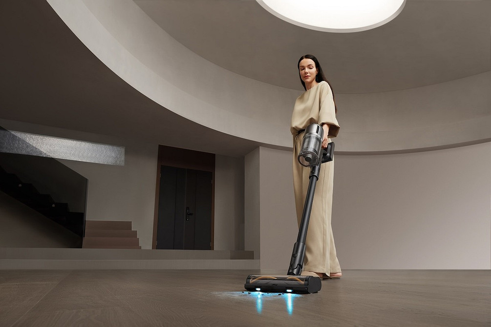 Zaawansowany odkurzacz robot Czarny robot sprzątający z zaawansowanymi czujnikami, analizujący otoczenie.