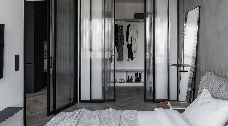 Aranżacja salonu z szarą podłogą, jasnymi ścianami i nowoczesnym wystrojem.