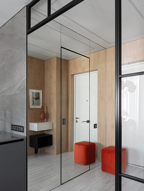 Kuchnia z szarą podłogą, białymi szafkami i elementami drewna - nowoczesny design.