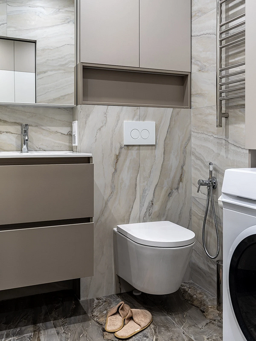 Szara podłoga w salonie z jasnymi ścianami i nowoczesnymi meblami.