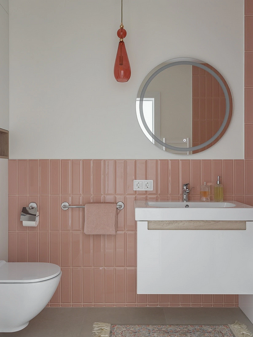 Monochromatyczna aranżacja: szara podłoga, szare ściany i białe meble w salonie.