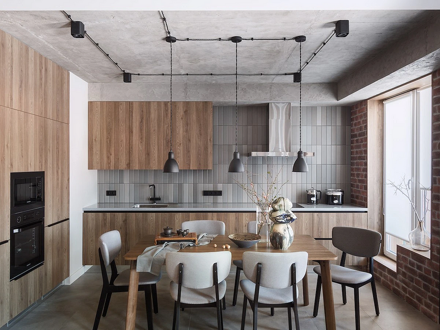 Małe mieszkanie z szarą podłogą, optyczne powiększenie przestrzeni, funkcjonalny design.