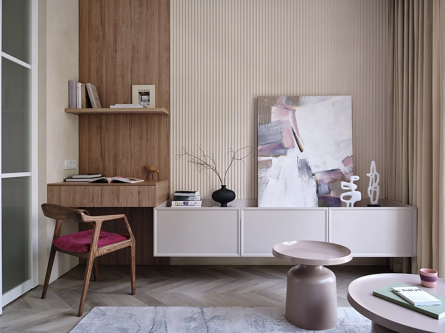 Elegancki salon z szarą podłogą, beżową sofą i elementami drewna.