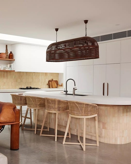 Jasna kuchnia z szarą podłogą i białymi meblami, idealna do małego mieszkania.