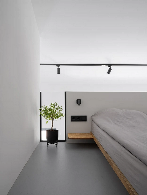 Szara podłoga w jadalni połączonej z salonem, tworząca otwartą przestrzeń.