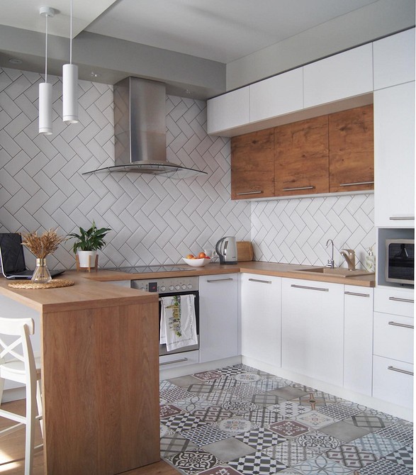 Szara podłoga w salonie z dużym oknem i widokiem na miasto. Nowoczesny apartament.