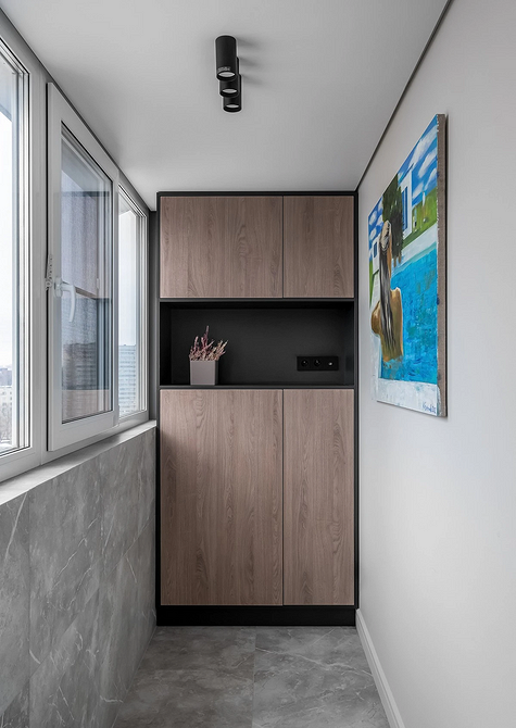 Jasnoszara podłoga w salonie z kominkiem i wygodną sofą. Ciepła atmosfera.