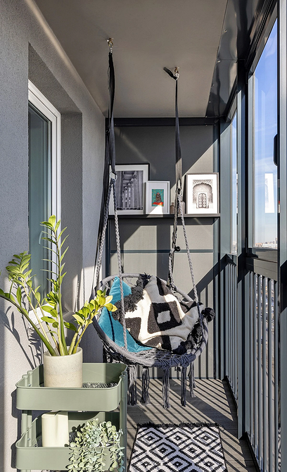 Szara podłoga w przedpokoju, praktyczne rozwiązanie i stylowy dodatek do mieszkania.