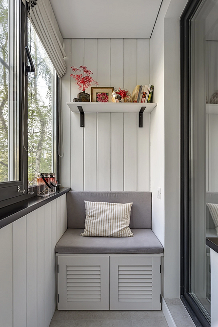 Szary laminat w małym mieszkaniu z minimalistycznym wystrojem i naturalnym światłem.