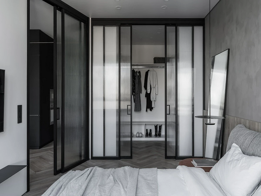 Szara podłoga w kuchni z białymi szafkami i drewnianym blatem, nowoczesny design.