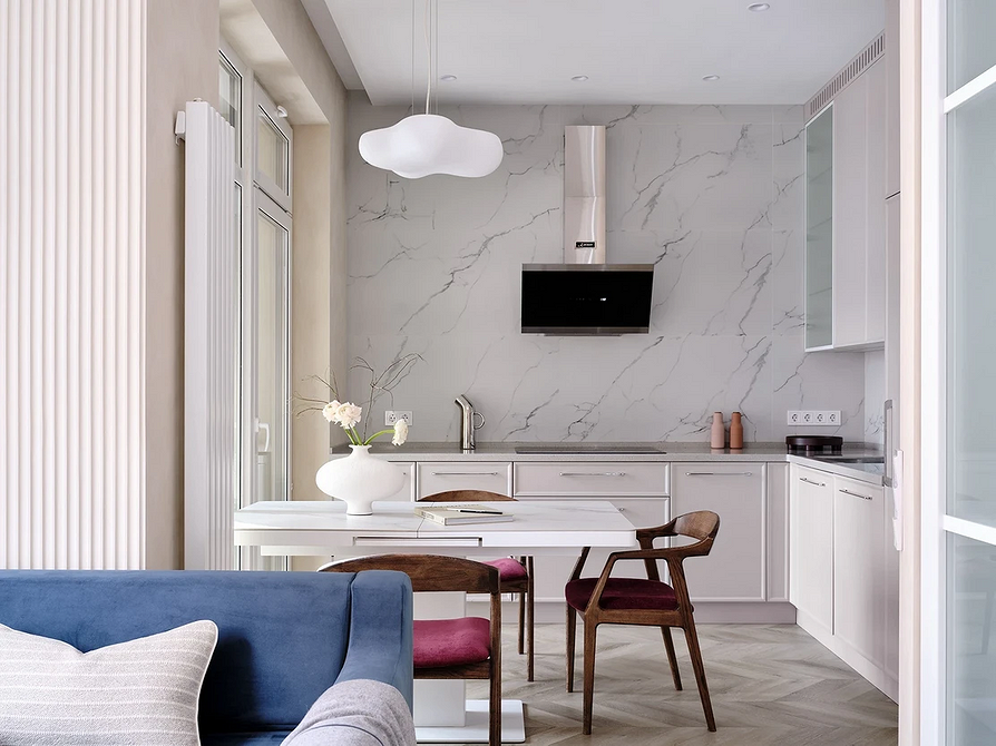 Ciemnoszara podłoga w sypialni, tworząca przytulną atmosferę i kontrast z jasnymi ścianami.