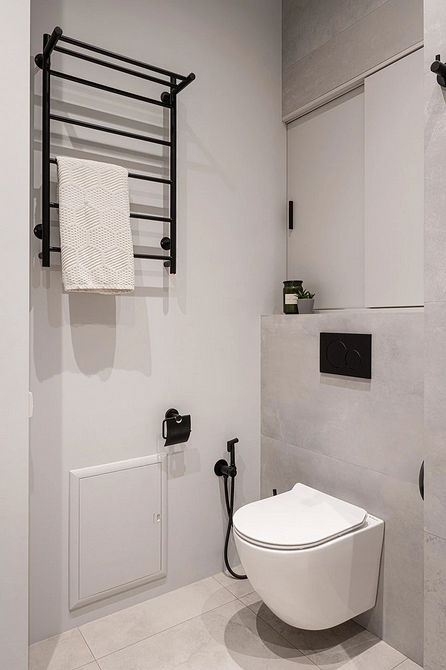 Szara podłoga w nowoczesnym salonie z jasnymi ścianami i minimalistycznym wystrojem.