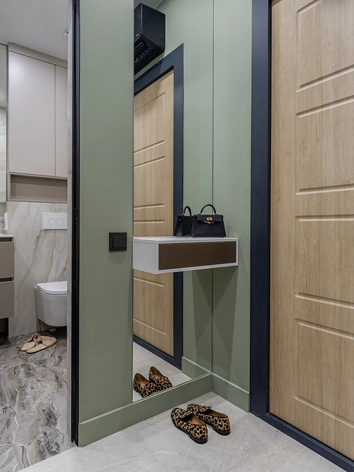 Szara podłoga w przedpokoju, praktyczna i łatwa w utrzymaniu czystości.