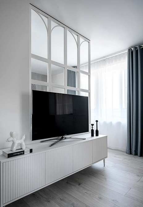 Elegancka jadalnia z szarą podłogą, ciemnym stołem i krzesłami, stylowe wnętrze.