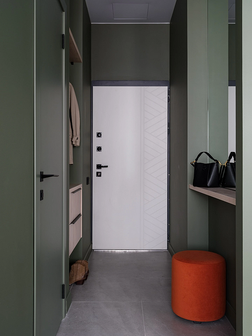 Szara podłoga z drewnianymi meblami, połączenie nowoczesności i naturalnego ciepła.