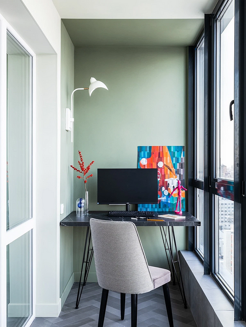 Szara podłoga w jadalni z drewnianym stołem i krzesłami. Naturalny styl.