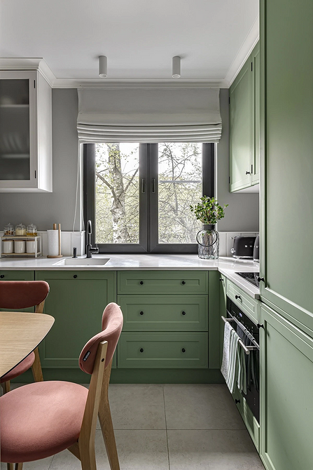 Szara podłoga i białe meble, kontrastowe połączenie, nowoczesny design wnętrza.