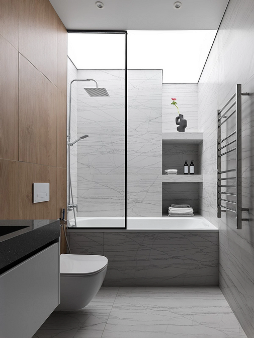 Szara podłoga laminowana w małym mieszkaniu, optycznie powiększająca przestrzeń.