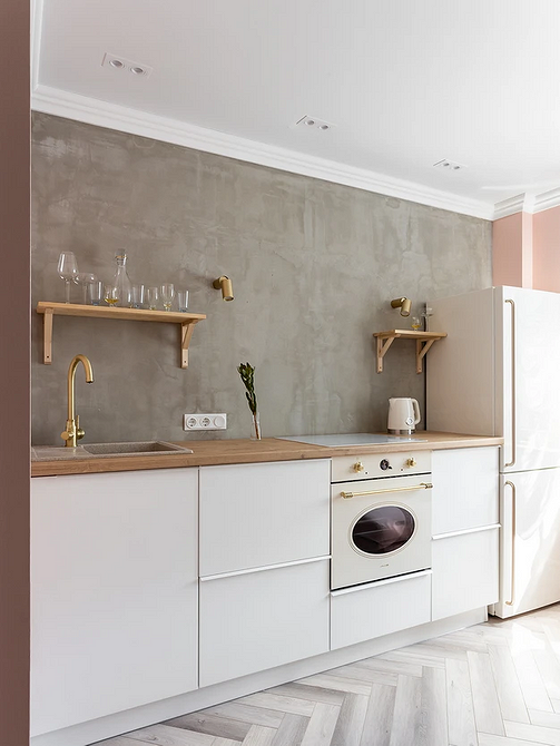 Sypialnia z szarą podłogą, łóżkiem z szarym zagłówkiem i tekstyliami w odcieniach szarości.