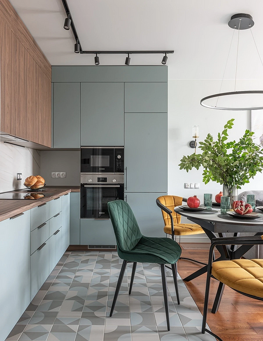 Szara podłoga w przedpokoju, praktyczne rozwiązanie, łatwe w utrzymaniu czystości.