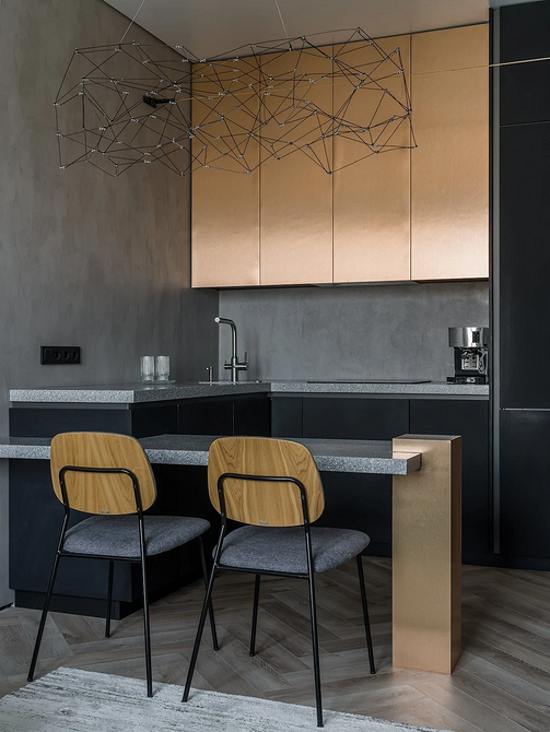 Szara podłoga w salonie z szarą sofą i dywanem, aranżacja monochromatyczna.