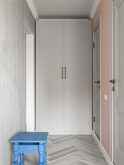 Aranżacja wnętrza z szarą podłogą, jasnymi ścianami i minimalistycznym wystrojem.