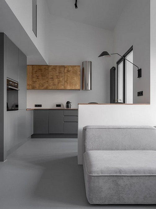 Pokój dziecięcy z szarą podłogą i kolorowymi akcentami - przytulna przestrzeń.