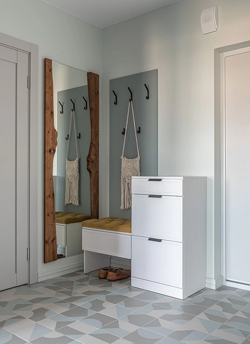 Elegancka aranżacja wnętrza z szarą podłogą i jasnymi ścianami, minimalistyczny styl.