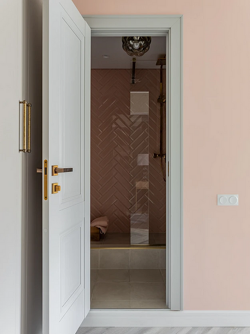 Szara podłoga w kuchni połączonej z salonem, optycznie dzieląca przestrzeń i definiująca strefy.