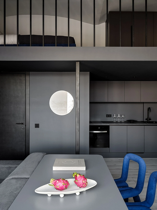 Szara podłoga w salonie z jasnymi ścianami, minimalistyczny design wnętrza.