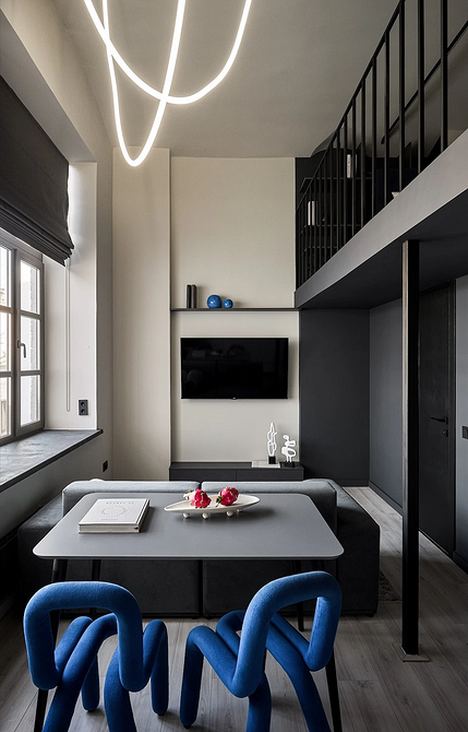 Małe mieszkanie z szarą podłogą, optycznie powiększające przestrzeń i dodające elegancji.