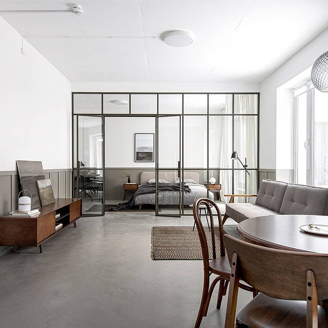 Szara podłoga w salonie z jasnymi ścianami i minimalistycznym wystrojem.