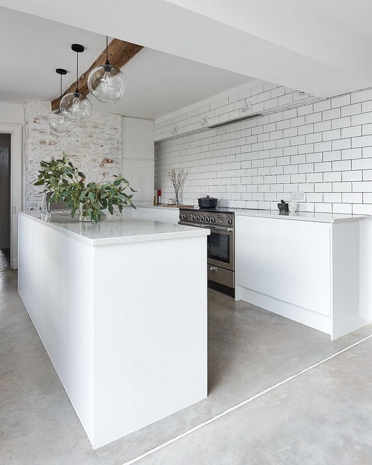 Aranżacja monochromatyczna: szara podłoga, szare ściany i srebrne dodatki.