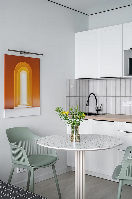 Aranżacja monochromatyczna z szarą podłogą, meblami i dodatkami w różnych odcieniach szarości.