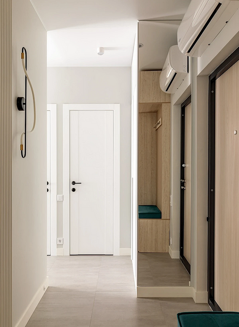 Nowoczesna kuchnia z szarą podłogą i białymi szafkami – idealne połączenie.