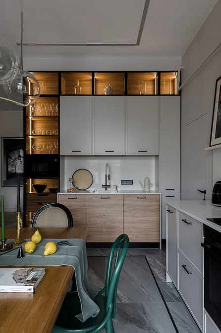 Monochromatyczna aranżacja wnętrza z szarą podłogą, różne odcienie szarości, elegancja.