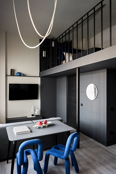 Szara podłoga w sypialni, stonowane kolory, przytulne i relaksujące wnętrze.