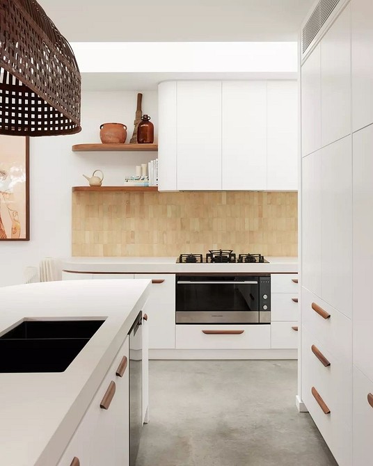 Elegancka sypialnia z szarą podłogą i drewnianymi elementami dekoracyjnymi.