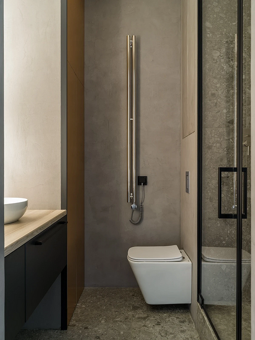 Jasnoszara podłoga w małym mieszkaniu, optycznie powiększająca przestrzeń i dodająca światła.