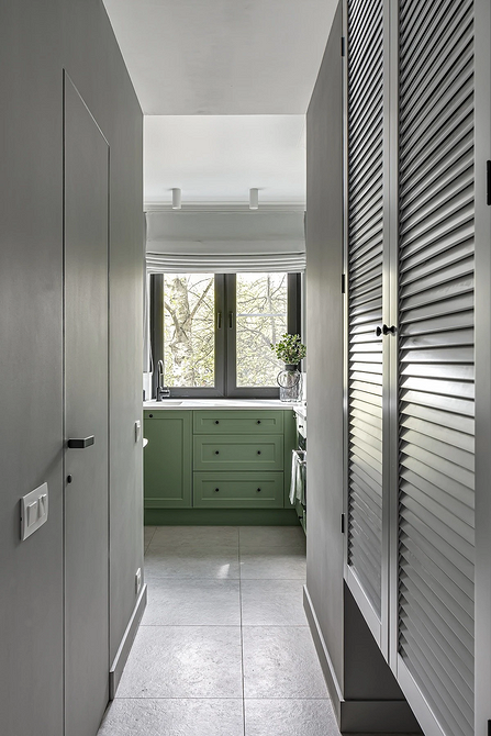 Elegancka szara podłoga w sypialni z drewnianym łóżkiem i roślinami.