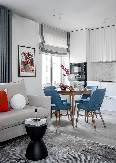 Monochromatyczna aranżacja z szarą podłogą, ścianami i meblami w różnych odcieniach szarości.