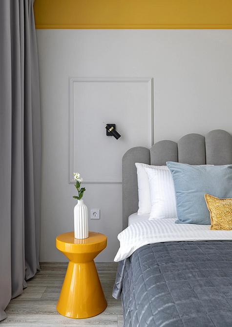 Szara podłoga w pokoju dziecięcym z kolorowymi dodatkami, przytulne wnętrze.