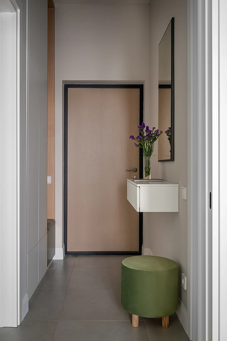 Aranżacja wnętrza z szarą podłogą i roślinami - naturalny i świeży wygląd.