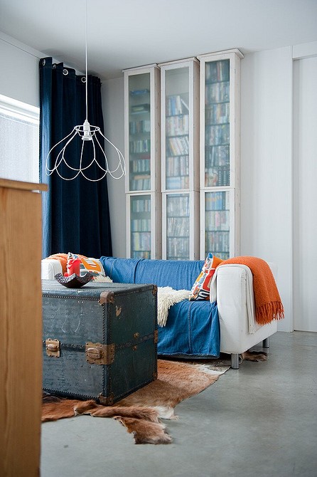 Ciemna szara podłoga w salonie z kominkiem i wygodną sofą, przytulna atmosfera.