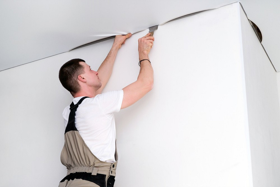 Kolejność prac remontowych: malowanie sufitu kontra tapetowanie ścian – co pierwsze?