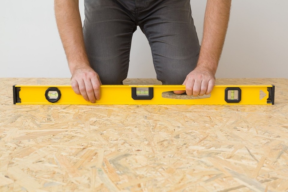 Izolacja pod jastrych Powierzchnia podłogi przygotowana pod suchy jastrych z widoczną warstwą izolacyjną.