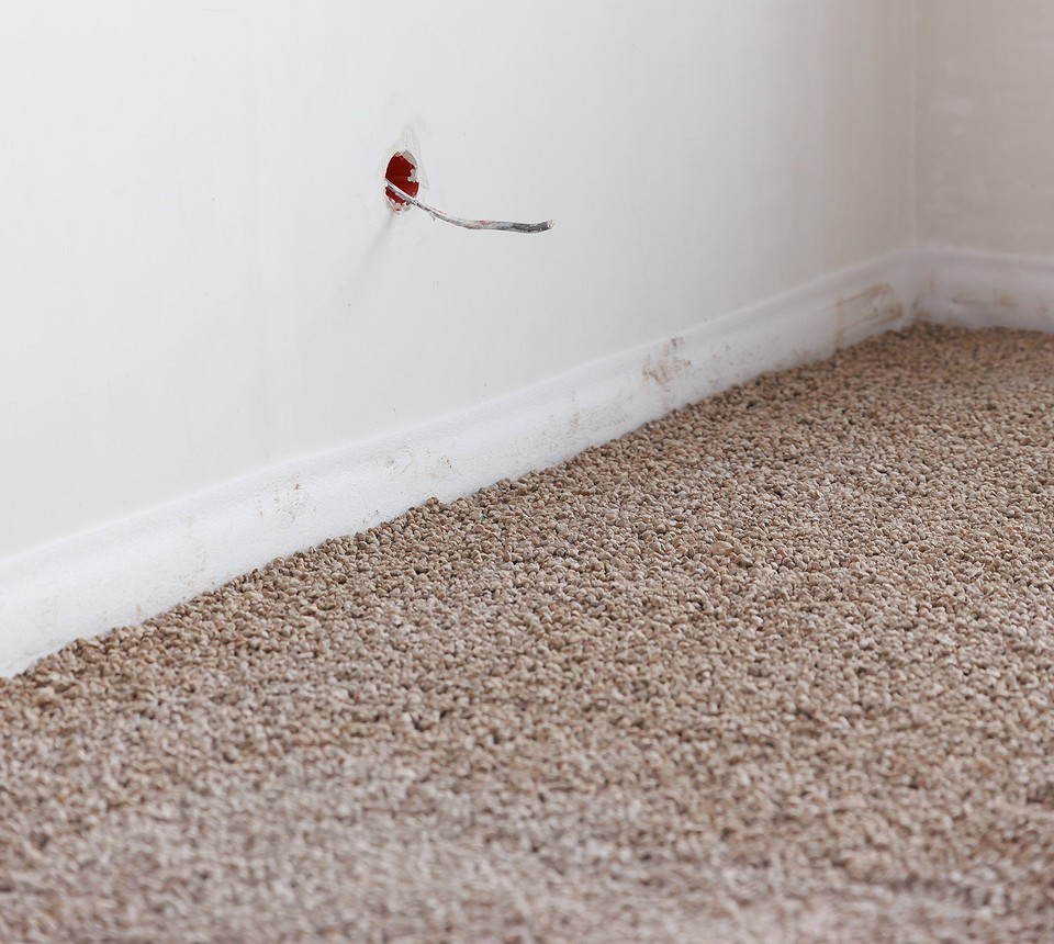 DIY: Jastrych krok po kroku Instalacja suchego jastrychu podłogowego krok po kroku: poradnik dla majsterkowiczów.