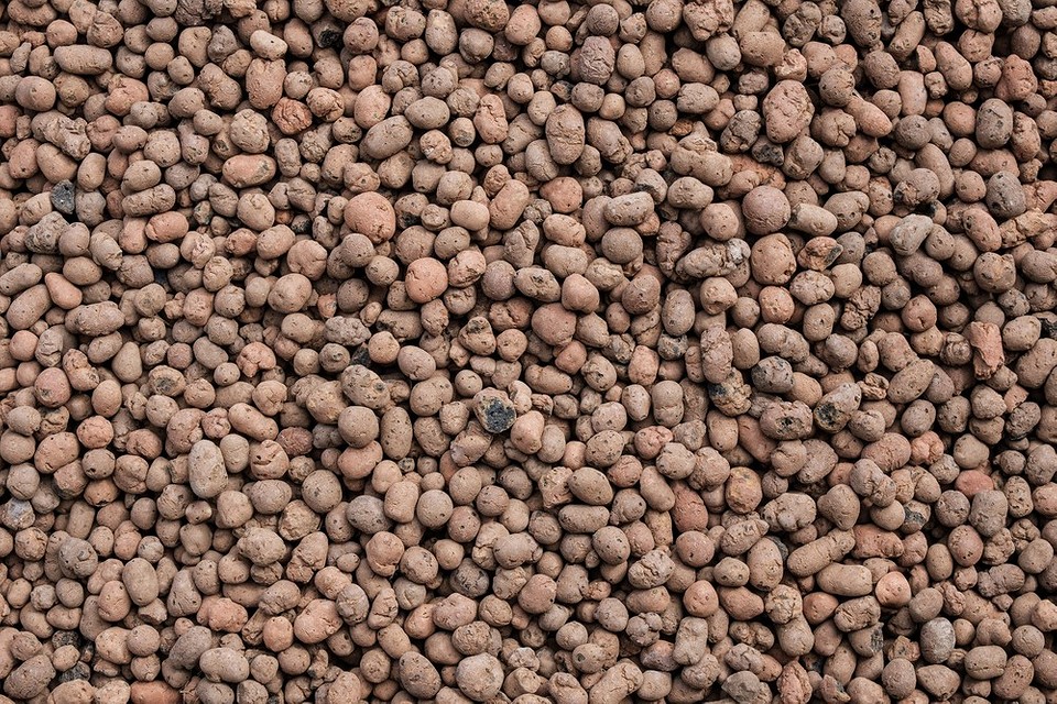 Układanie płyt jastrychu Układanie płyt suchego jastrychu na przygotowanej podsypce - szybka instalacja.