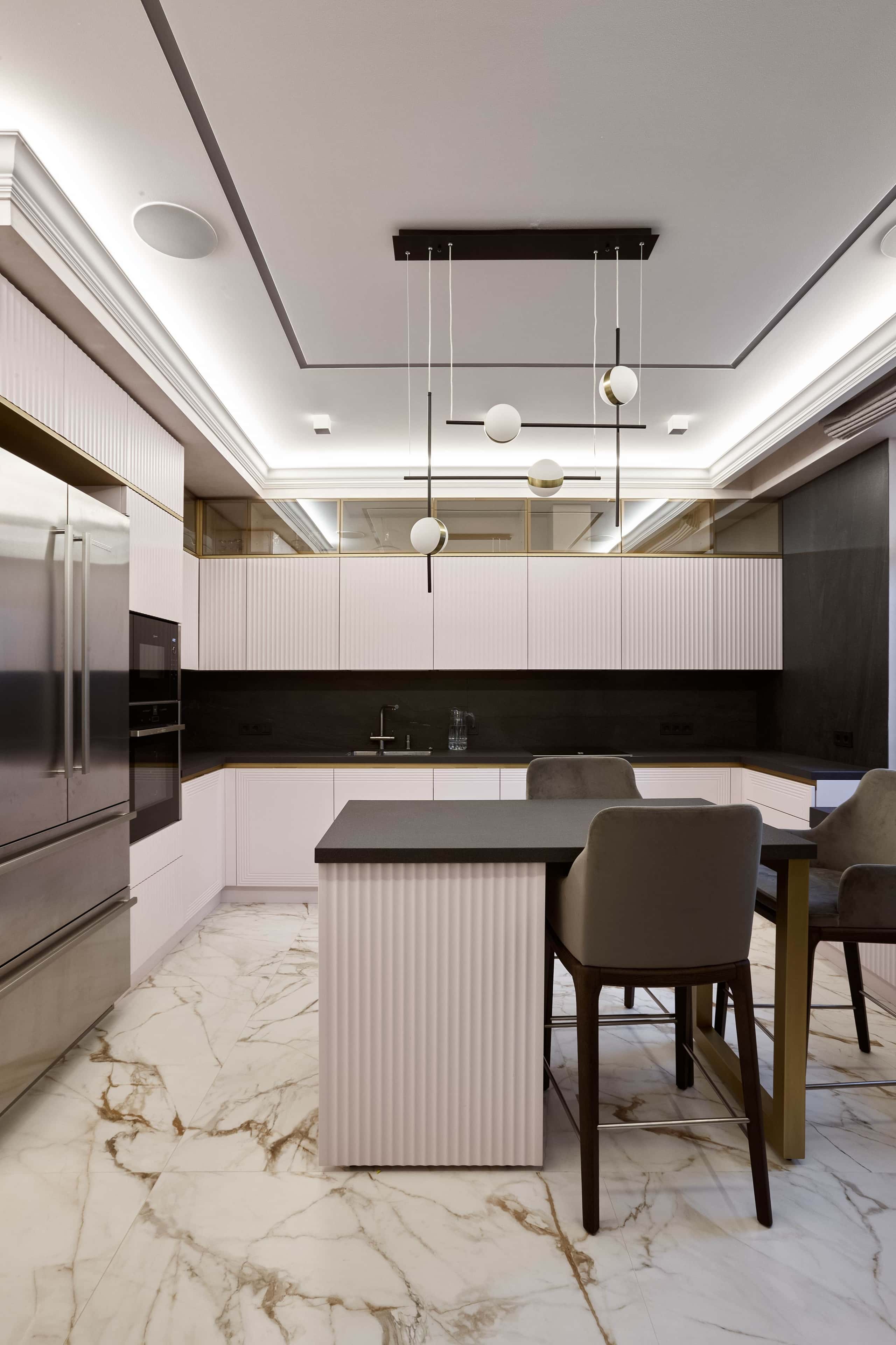 Oświetlenie kuchni 2026: systemy szynowe i designerskie lampy wiszące w nowoczesnym wnętrzu.