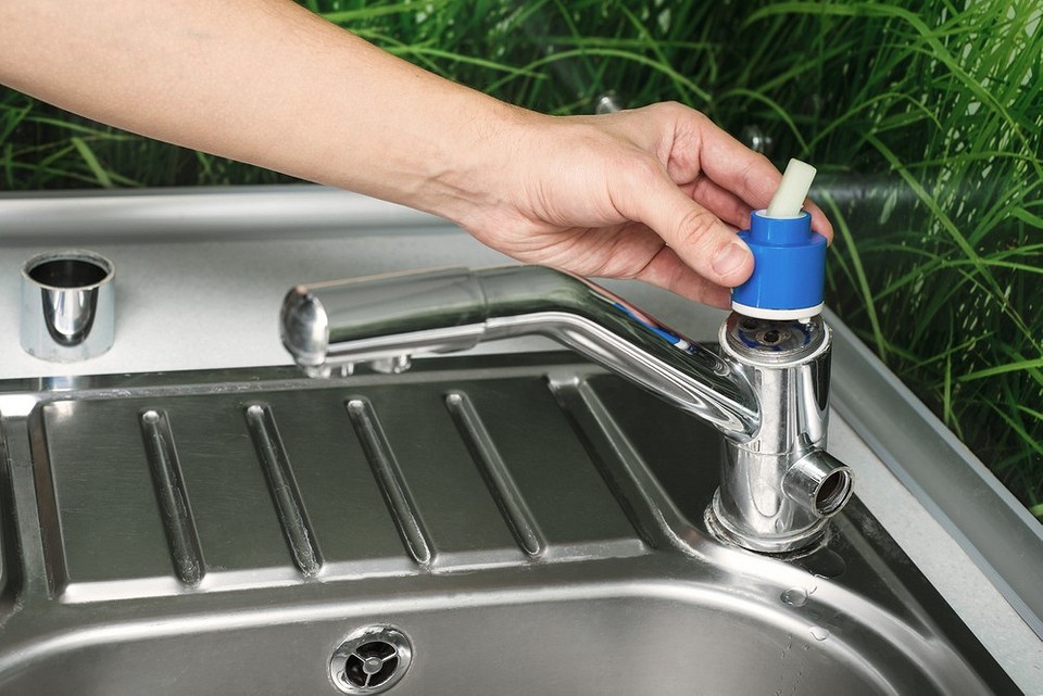 Dokładne uszczelnienie baterii kuchennej zapobiega stratom wody i uszkodzeniom.